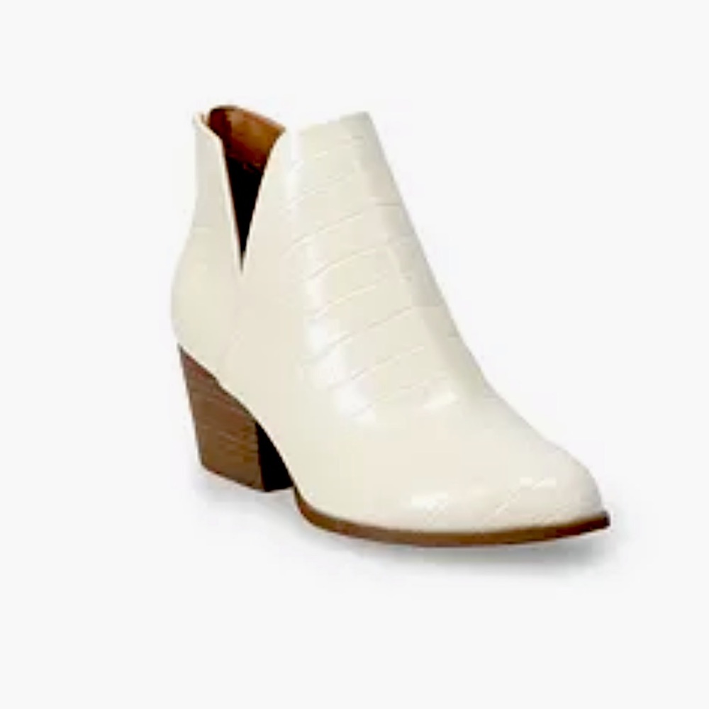NWT- So white ankle boots